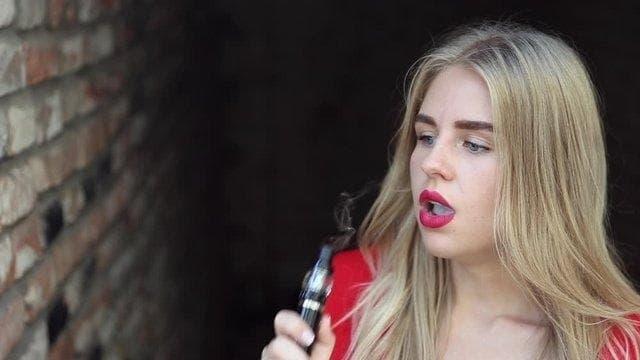 Jak škodí elektronická cigareta a co o tom ukazují nejnovější studie a rizika pro zdraví