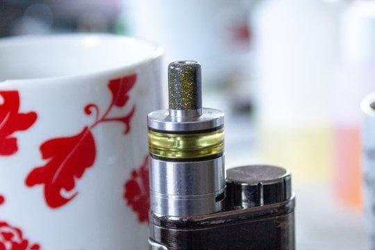 Praktický návod plnění elektronické cigarety krok za krokem s tipy na e-liquid a prevenci úniků