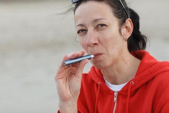 Komplexní průvodce jak škodí elektronická cigareta - rizika, mýty a vědecké poznatky