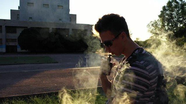 Co znamená elektronická cigareta zákaz pro uživatele a obchodníky v Česku 2025